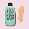 Flasche Rapid Tanning Elixir von The Fox Tan mit Lotion-Muster rechts auf rosa Hintergrund.