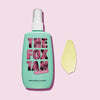 Eine türkise Flasche Rapid Tanning Mist liegt auf einem rosa Hintergrund neben einem Spritzer gelber Produkttextur.
