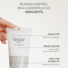 Hand hält eine Tube Blemish Control BHA Cleanser mit Text, der die Vorteile von Glycerin, Salicylsäure und Aminosäuren hervorhebt.