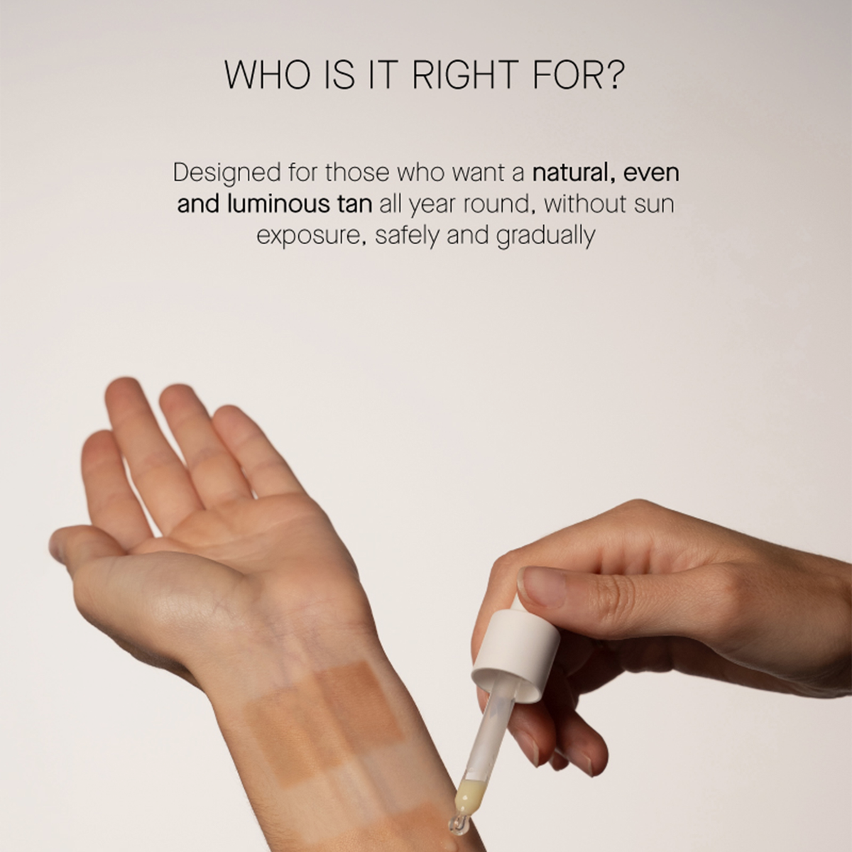 Eine Hand trägt Liposomal DHA Face Tanner von Transparent Lab auf einen Arm auf, der Bräunungsschattierungen zeigt, wobei der Text die Vorteile hervorhebt.