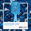 Große Bürste des UNbrush Glitter Duo Set Sapphiere Blue auf blauen Sapphirsteinen abgebildet.