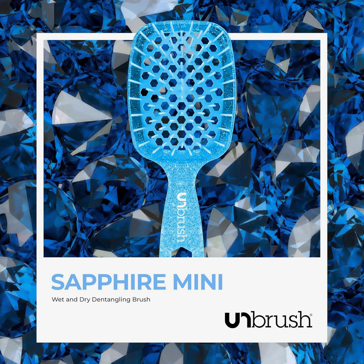 Große Bürste des UNbrush Glitter Duo Set Sapphiere Blue auf blauen Sapphirsteinen abgebildet.