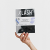 Eine Hand hält eine XLASH Eyes Glow-up Holiday Kit-Verpackung mit glänzender silberner Oberfläche vor einem weißen Hintergrund.