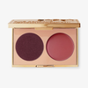 Das Blush Kompaktset „Two Reasons“ von NABLA enthält einen tiefen Beerenbraunton mit pudrigem Finish (links) sowie einen warmen Nude-Cremeton (rechts) für weiche Definition.