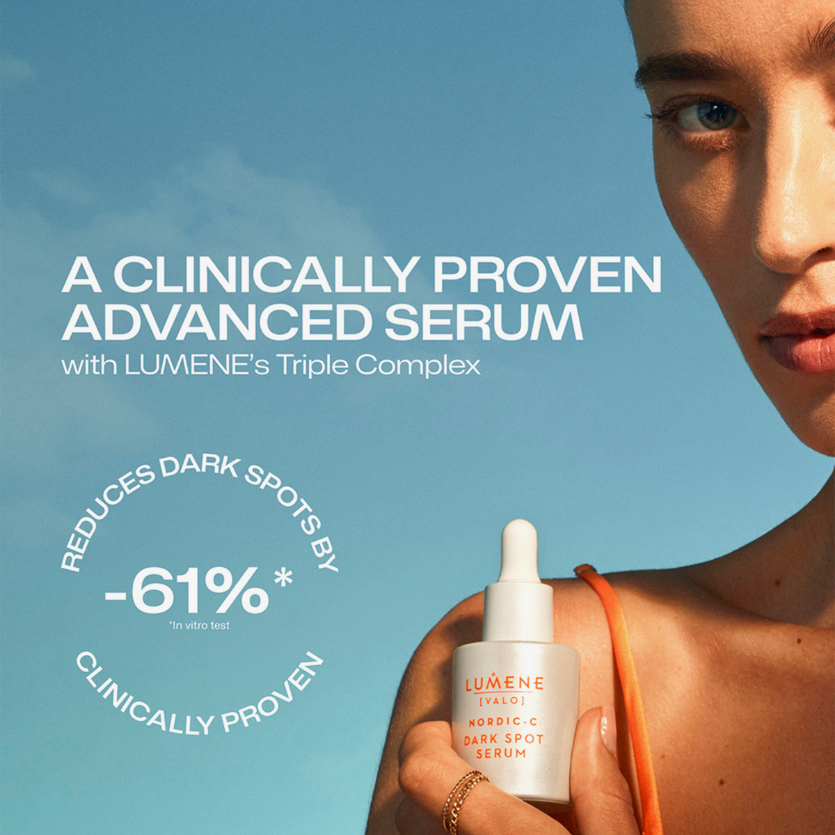 Eine Frau hält das Lumene Nordic-C Dark Spot Serum in der Hand, das dunkle Flecken klinisch nachweislich um 61 % reduziert.