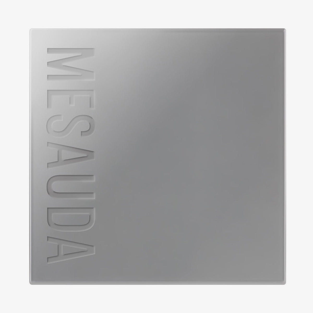 Das kompakte Skin Mate Etui von Mesauda Beauty, eine quadratische Produktverpackung in silber-grau und der Aufrschrift "MESAUDA".
