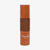 Eine halbtransparente und bronzene Flasche Yummy Skin Serum Foundation 21N mit dunkelbraunem Inhalt.
