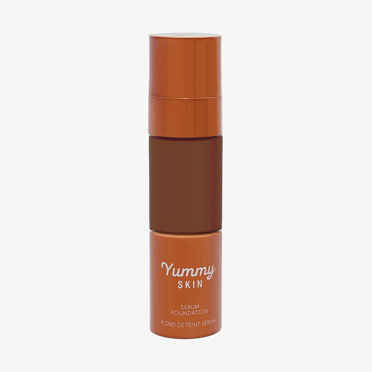 Eine halbtransparente und bronzene Flasche Yummy Skin Serum Foundation 21N mit dunkelbraunem Inhalt.