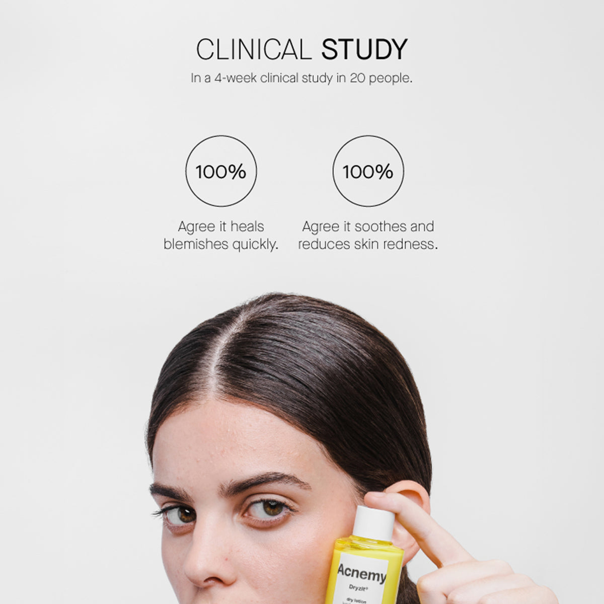 Eine Frau hält eine Flasche Dryzit® neben ihr Gesicht. Zwei Studienergebnisse: 100 % stimmen zu, dass es Hautunreinheiten schnell heilt, beruhigt und gleichzeitig Hautrötungen reduziert.