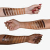 Drei Unterarme mit unterschiedlichen Hauttönen zeigen nebeneinander aufgetragen verschiedene Nuancen des bPerfect Cronzer Cream Bronzers.