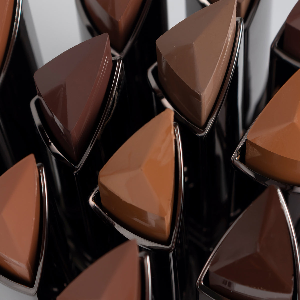 Nahaufnahme der Shapestick Bronze & Define in verschiedenen Farbtönen.