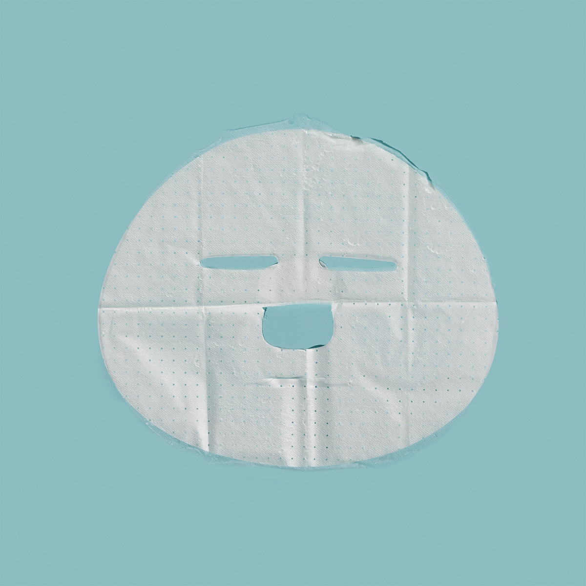Weiße Breakout+Aid-Feuchtigkeitsmaske mit Hyaluronsäure und Aussparungen für Augen, Nase und Mund.