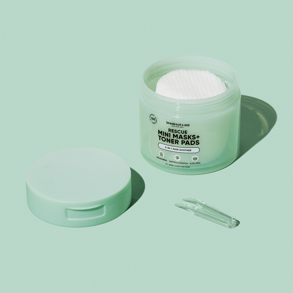 Öffnen Sie den Behälter mit den Rescue Mini Masks und den Toner Pads, der über einen separaten Deckel und eine durchsichtige Kunststoffpinzette verfügt.