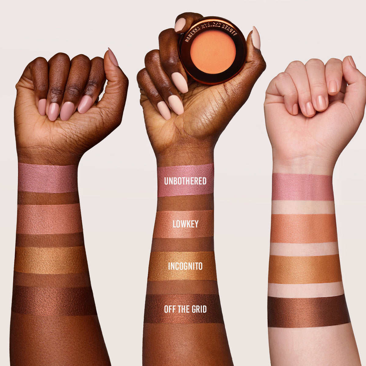 Drei Unterarme in unterschiedlichen Hauttönen zeigen Farbmuster der Yummy Skin Blurring Balm Powder Lowlighter.