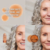Eine Frau mit grauem, lockigem Haar trägt Yummy Skin Water Powder Serum auf und zeigt im Vorher-Nachher-Vergleich eine glattere Haut.