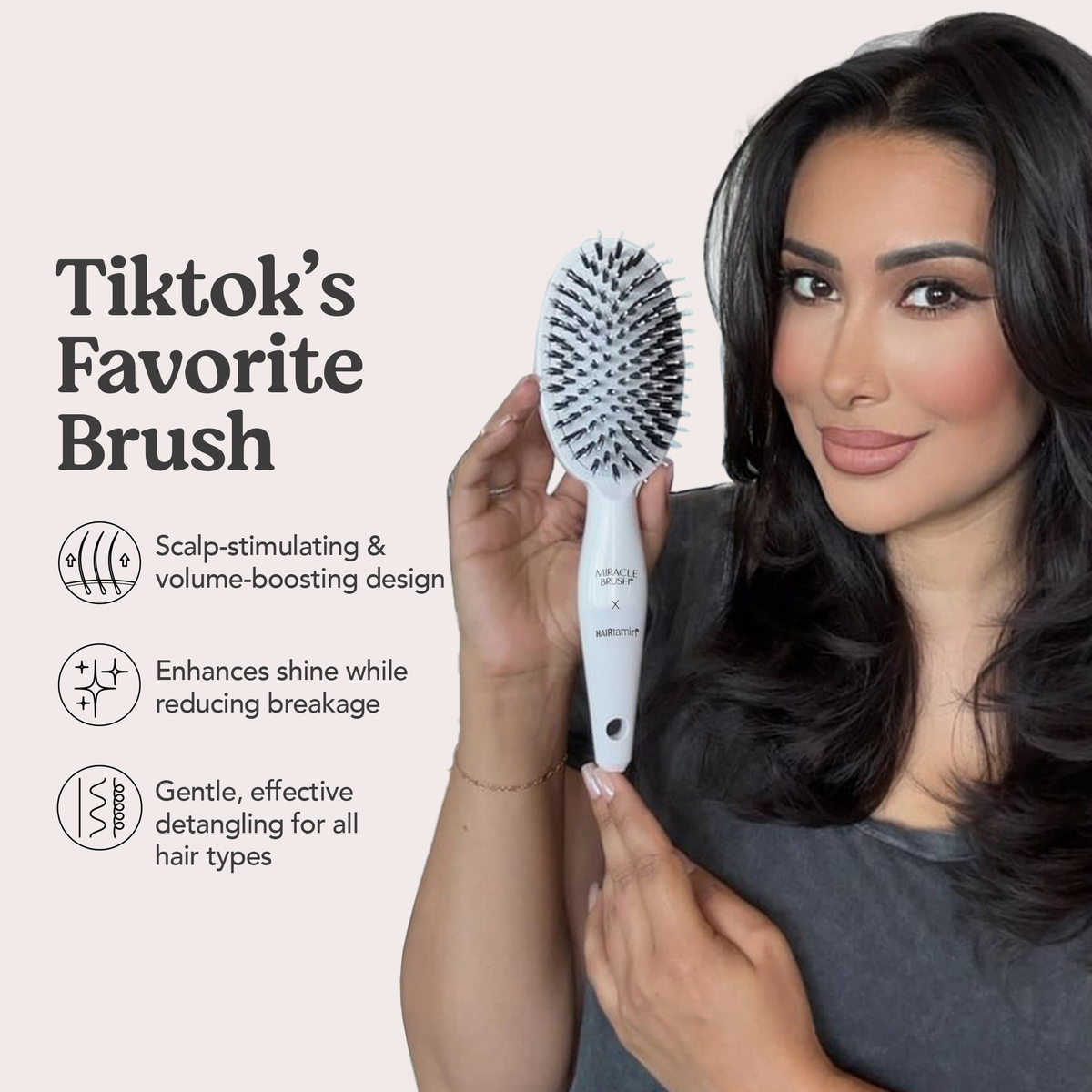 Frau mit dunklen Haaren hält die weiße Miracle Brush x Hairtamin vor hellem Hintergrund mit Text zu Vorteilen der Bürste.