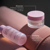 Die zwei Real Complexion Produkte von Hanskin auf einem rosa Kissen; dazu Produktvorteile.