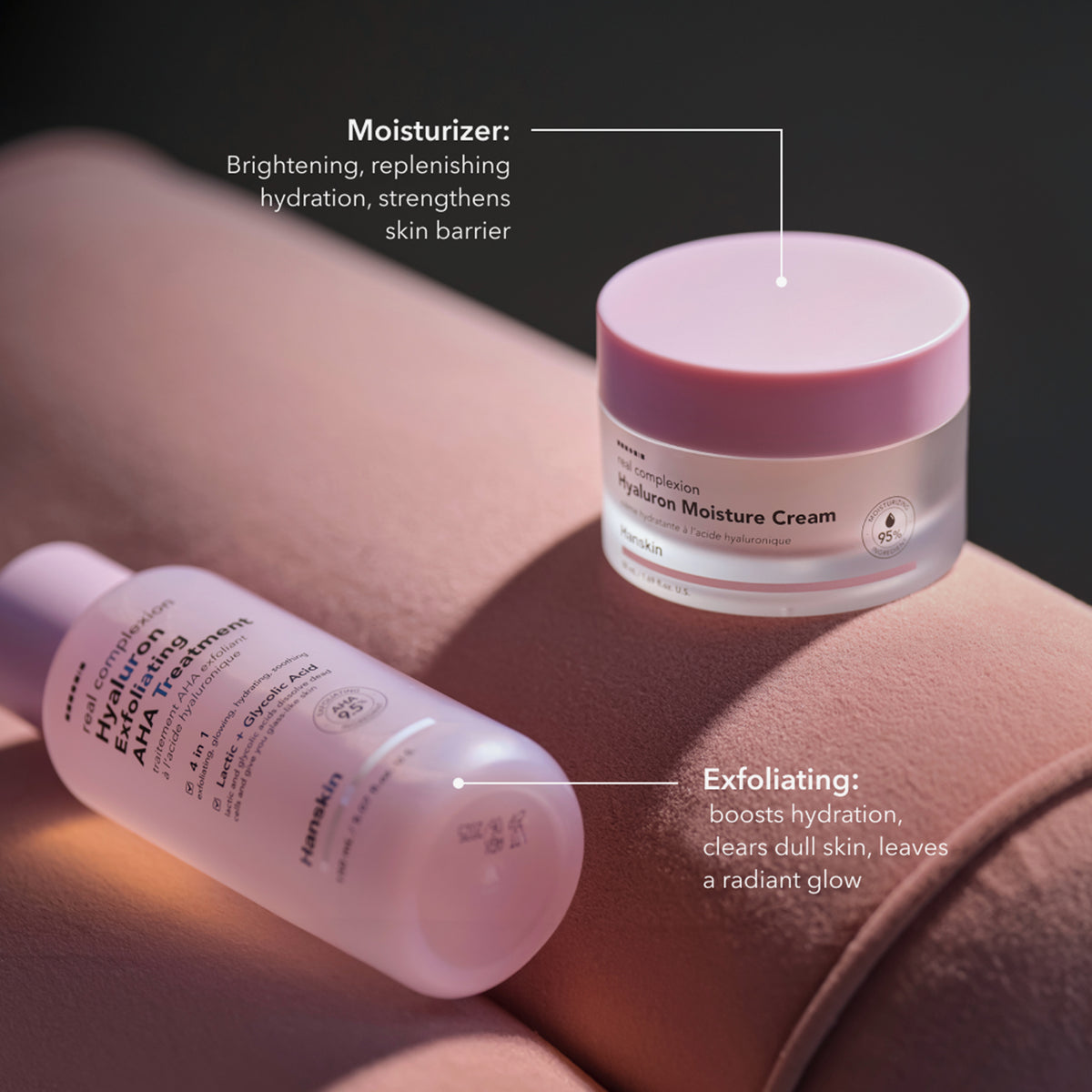 Die zwei Real Complexion Produkte von Hanskin auf einem rosa Kissen; dazu Produktvorteile.