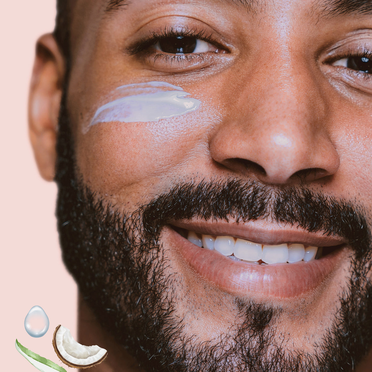 Lächelnder bärtiger Mann mit HUSH Multi-Purpose Moisturiser auf der Wange, neben Symbolen von Kokosnuss, Aloe und einem Wassertropfen.