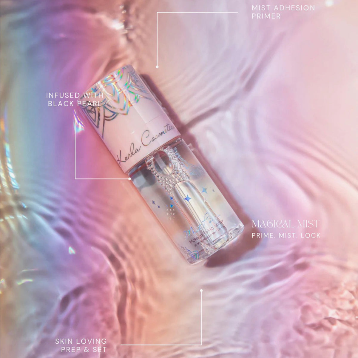 Mist Potion – All-in-One-Lidschatten und Make-up-Grundierung + Setting Mist liegt auf einer rosa und violett schillernden Oberfläche, wobei seine wichtigsten Vorteile rund um die Flasche hervorgehoben sind.
