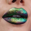 Nahaufnahme von Lippen, die mit dem Opal Moonstone Loose Multichrome Eyeshadow Boujee Bae geschminkt wurden und einen Grün-lilanen irisierenden Schimmer offenbaren.