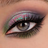 Nahaufnahme eines Auges mit dramatischem Eyeliner und grünlich-türkis schimmerndem Opal Multichrome Loose Eyeshadow in Birdsong.