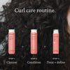 Drei Living Proof Produkte vor lockigem Haar: Curl Shampoo, Conditioner und Definer, mit Text: Curl care routine in 3 Schritten.