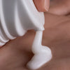 Living Proof Curl Definer wird aus einer Pumpflasche auf eine Handfläche gedrückt.