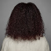 Eine Person von hinten zeigt gesunde Locken, die mit maria nila True Soft Shampoo gepflegt wurden.