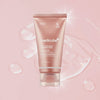 Rosa Tube der Medicube Collagen Night Wrapping Mask auf rosafarbenem Hintergrund mit glänzenden Gel-Texturen und Lichtreflexionen.