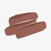 Zwei dicke, glatte Striche des CULT CREAMY LIP KIT von Mesauda Beauty in mattem, nude-braunem Lippenstift auf weißem Hintergrund.