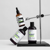 Drei Flaschen Scandinavian Biolabs Bio Plixin Shampoo, Conditioner und Serum+ Men sind auf einem Metallständer vor einem weißen Hintergrund ausgestellt.
