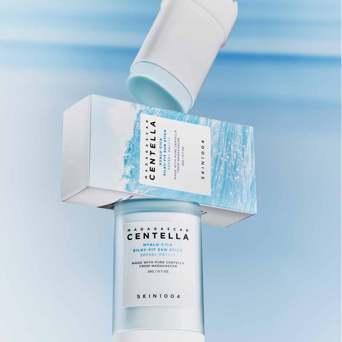 Der Madagascar Centella Hyalu-Cica Silky-Fit Sun Stick mit seiner blau-weißen Box wird auf hellem Hintergrund präsentiert.