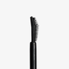 Der Brow Booster-Augenbrauengel-Applikator mit einer gebogenen Bürste mit Borsten.