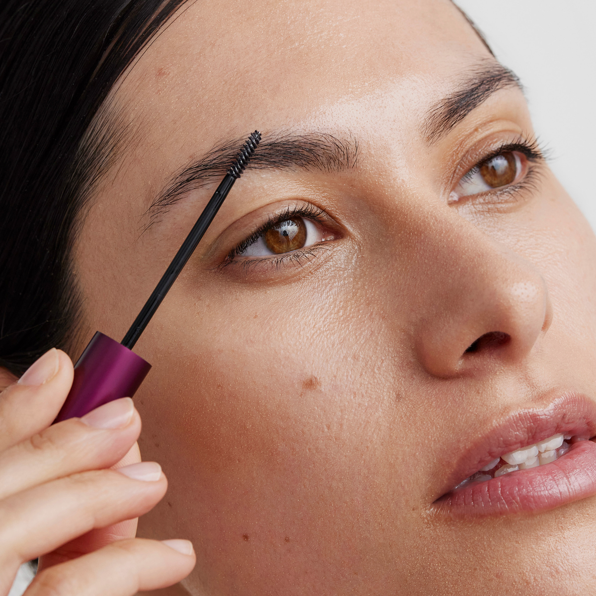 Man trägt das XLASH Xbrow Augenbrauenserum mit dem mitgelieferten kleinen Pinselapplikator auf die Augenbrauen auf.