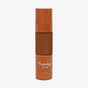 Eine halbtransparente und bronzene Flasche Yummy Skin Serum Foundation 20W mit braunem Inhalt.