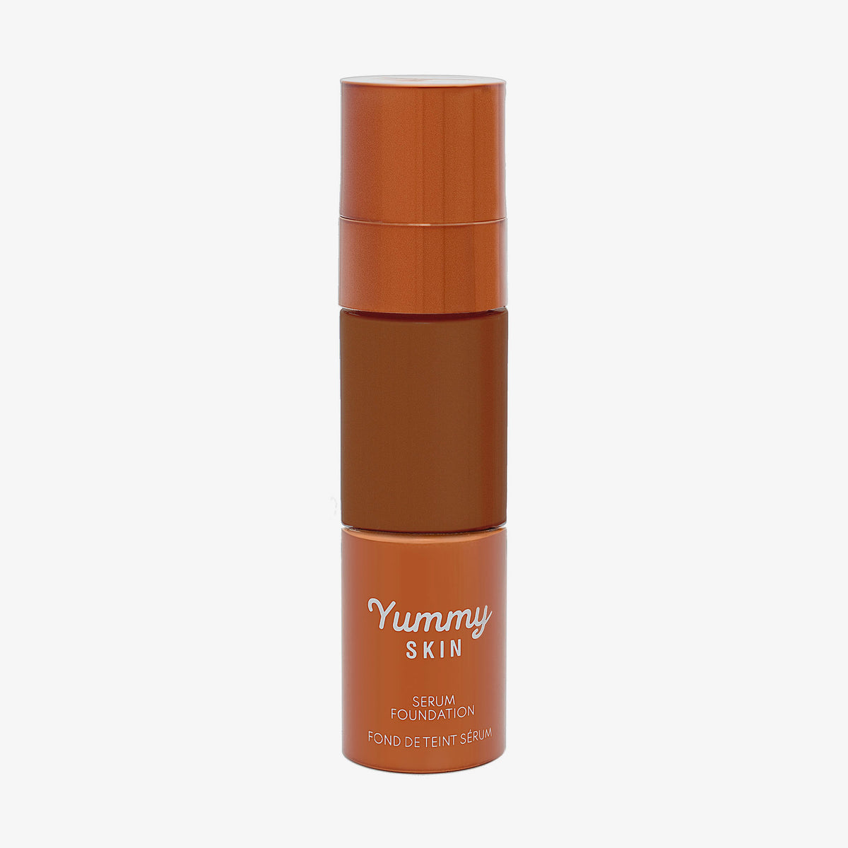 Eine halbtransparente und bronzene Flasche Yummy Skin Serum Foundation 20W mit braunem Inhalt.