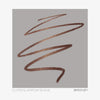 Spiralförmiger Swatch von Cupid’s Arrow Longwear Stylo Arrow Shine in schimmerndem Braun auf grauem Hintergrund.