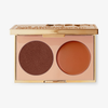 Das Blush Kompaktset „Two Reasons“ von NABLA präsentiert ein leuchtendes Kupferorange mit pudrigem Finish (links) und einen warmen, schimmernden Cremeblush (rechts) für strahlende Akzente.