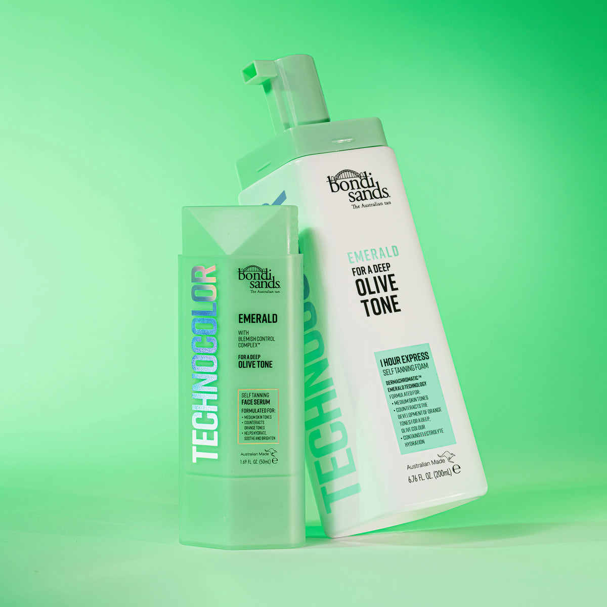 Technocolor 1 Hour Express Self Tanning Foam und Technocolor Self Tanning Face Serum Emerald vor grünem Hintergrund