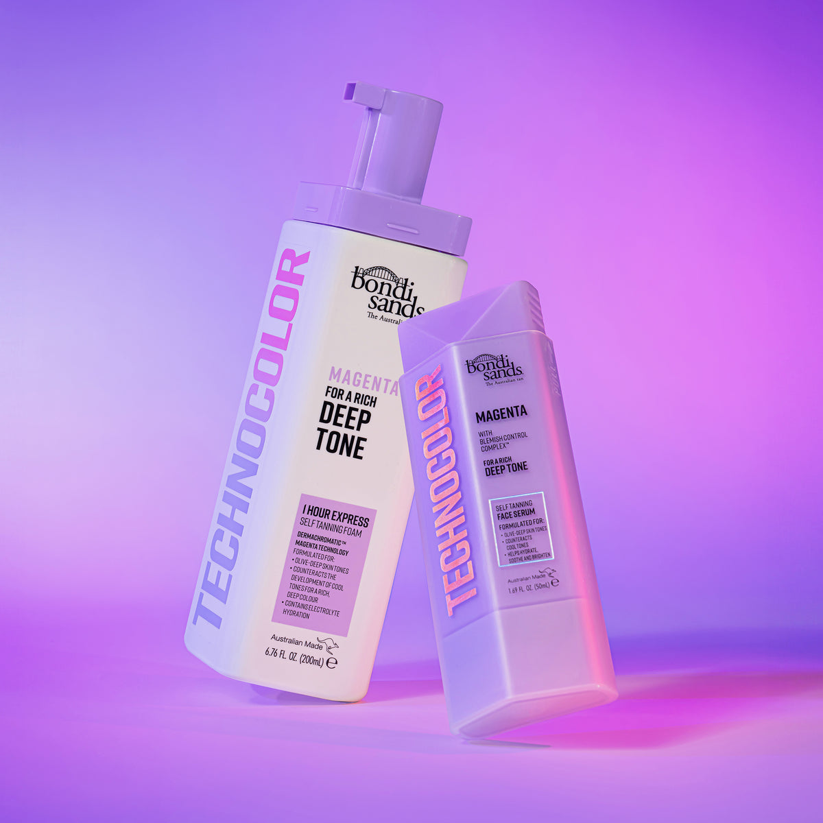 Technocolor Self Tanning Face Serum und Self Tanning Foam Magenta vor lila Hintergrund mit Farbverlauf.