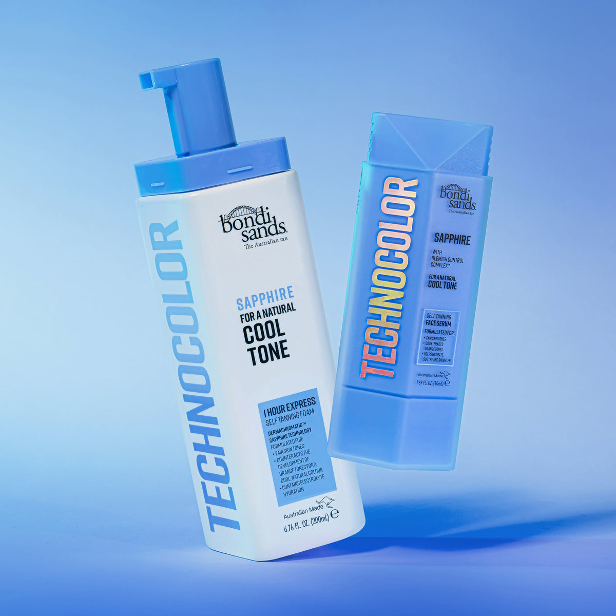 Technocolor Self Tanning Face Serum und Self Tanning Foam vor blauem Hintergrund mit Farbverlauf.