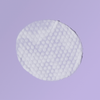 Eine einzelne runde, strukturierte Blueberry & Açaí-Mini-Maske + Toner-Pad auf hellviolettem Hintergrund.