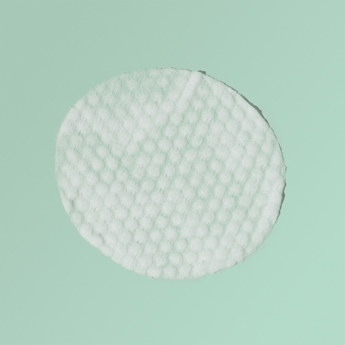 Eine einzelne, strukturierte Rescue Mini Masks + Toner Pad-Verpackung auf einem einfarbigen mintgrünen Hintergrund.