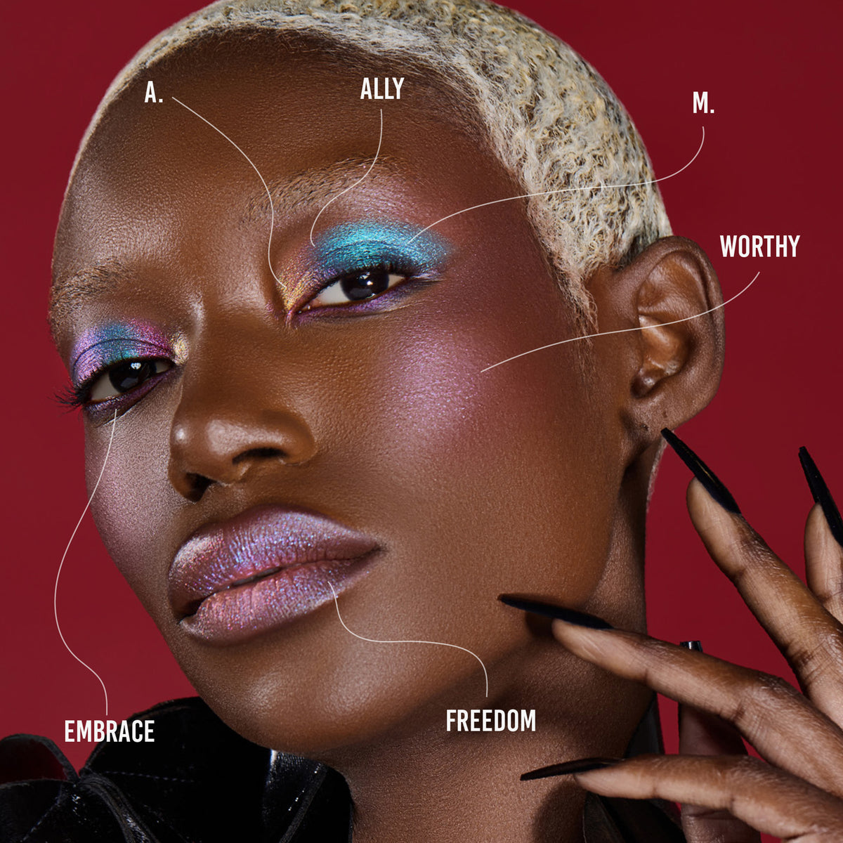 Eine Frau mit dunklem Teint und blondiertem kurzen Haar trägt auffälliges Make-up aus der Love is Love-Palette.