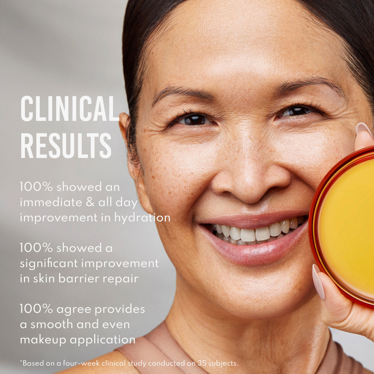 Lächelnde Frau hält das Yummy Skin Moisture Repair Balm Serum in der Hand, neben ihr sind klinische Ergebnissen zu sehen.