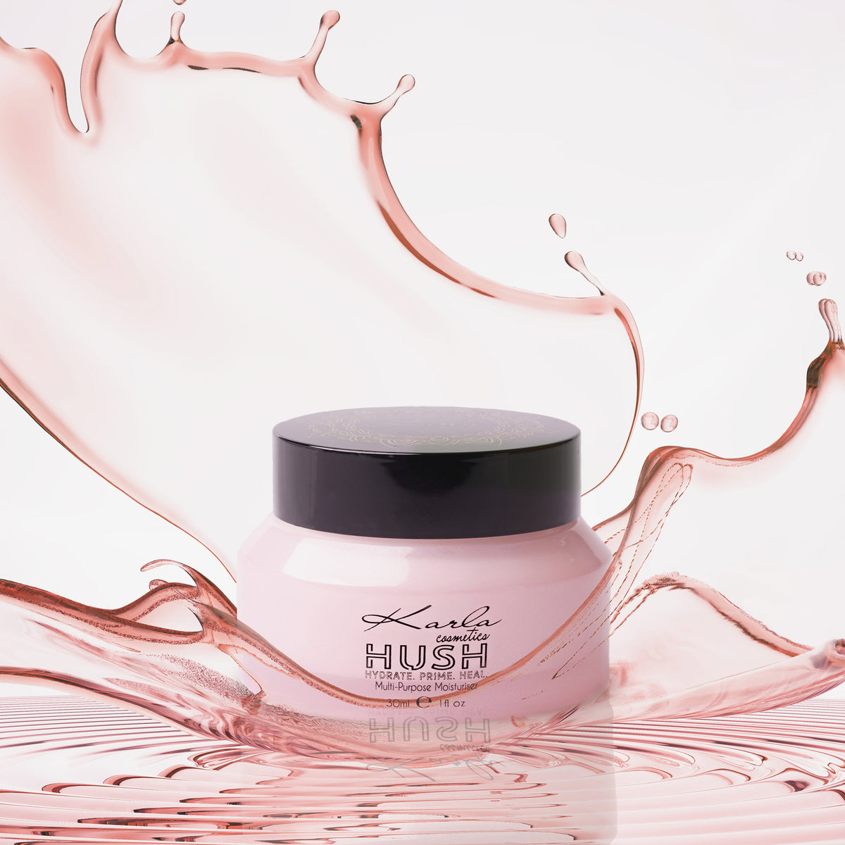 Ein rosa Tiegel HUSH Multi-Purpose Moisturiser wird in spritzender rosa Flüssigkeit auf hellem Hintergrund präsentiert.