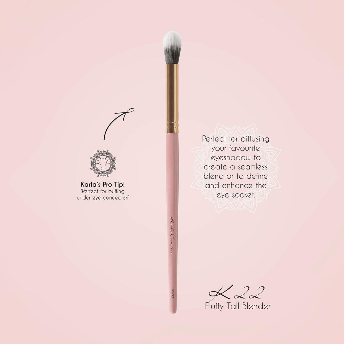 Der K22 Fluffy Tall Blender Brush mit rosa Griff und flauschigen, spitz zulaufenden weißen Spitzen auf einem hellrosa Hintergrund mit beschreibendem Text.