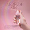 Eine Hand hält eine Flasche Mist Potion – All-in-One-Lidschatten & Makeup-Primer + Setting Mist vor einem rosa und violetten Farbverlaufshintergrund.