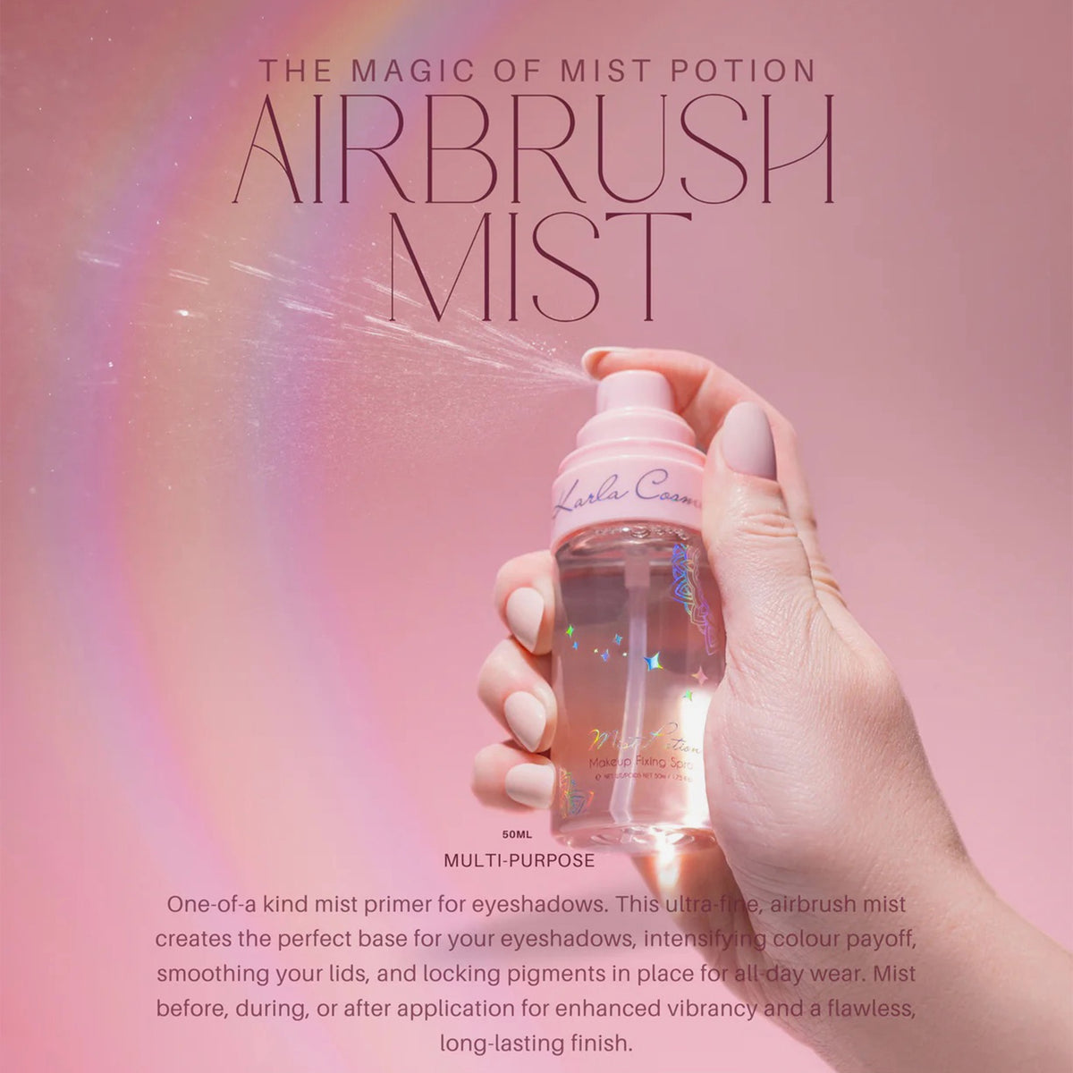 Eine Hand hält eine Flasche Mist Potion – All-in-One-Lidschatten & Makeup-Primer + Setting Mist vor einem rosa und violetten Farbverlaufshintergrund.